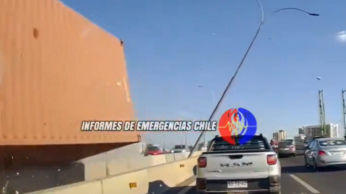 El milagro que salvó a este conductor de ser aplastado por una farola: el viral que pone los pelos de punta