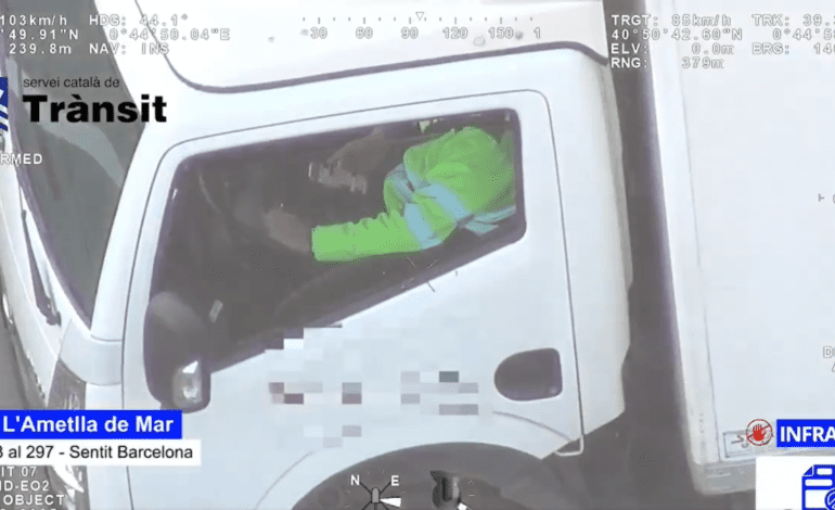 los Mossos denuncian a un camionero por usar el móvil mientras conducía