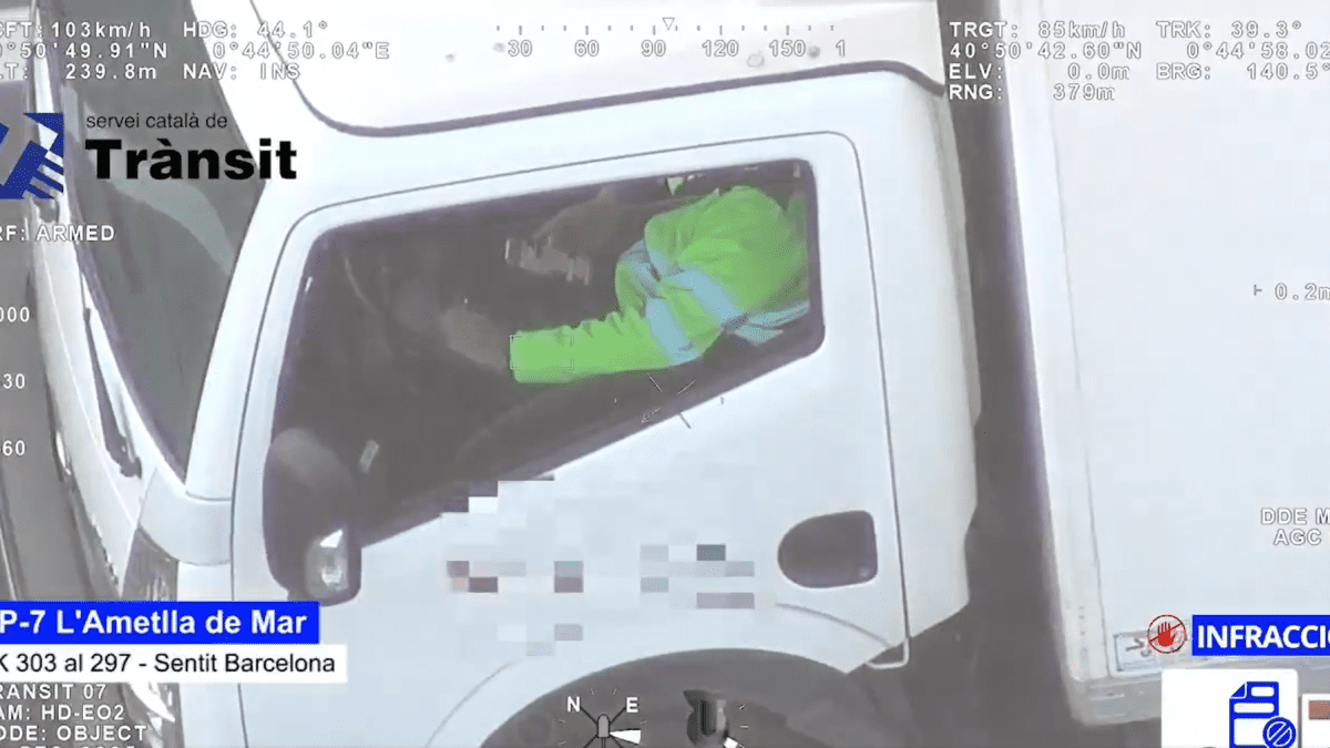 los Mossos denuncian a un camionero por usar el móvil mientras conducía