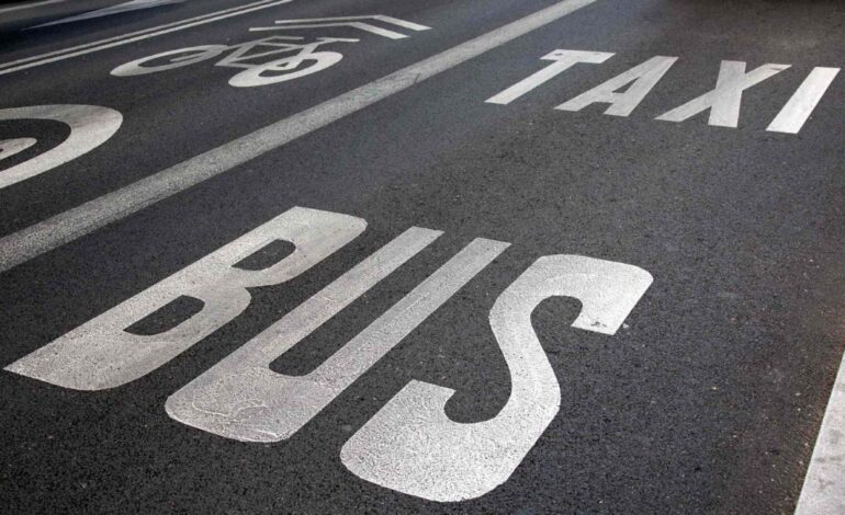 ¿Pueden las motos usar el carril bus-taxi? Esto es lo que dicen las ordenanzas de las grandes ciudades de España