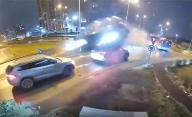 una cámara de seguridad capta el impactante momento