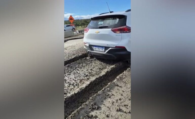 No obedeció las señales y terminó con el coche inmovilizado en medio de un camino recién asfaltado: las imágenes son oro puro