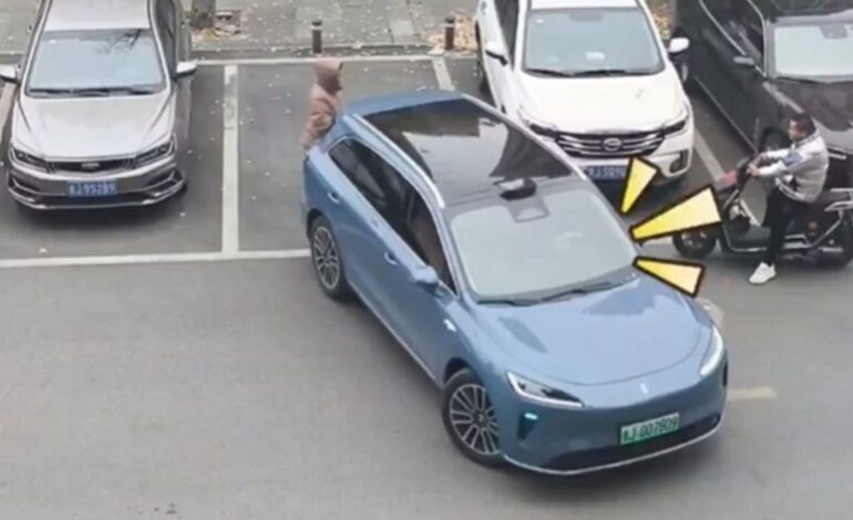 estaba guardándole el sitio a su marido para que aparcara y pasó esto