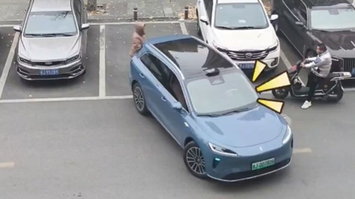 estaba guardándole el sitio a su marido para que aparcara y pasó esto