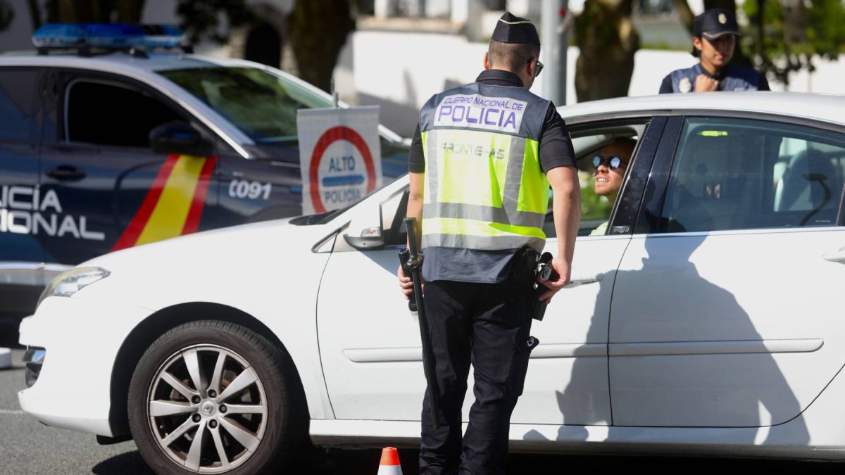 ¿qué accesorios y documentos debo llevar en el coche para que no me multen?