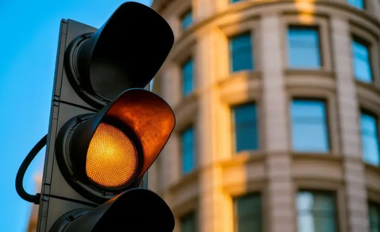 el Reglamento General de Circulación aclara lo que tienes que hacer si te encuentras con un semáforo en ámbar