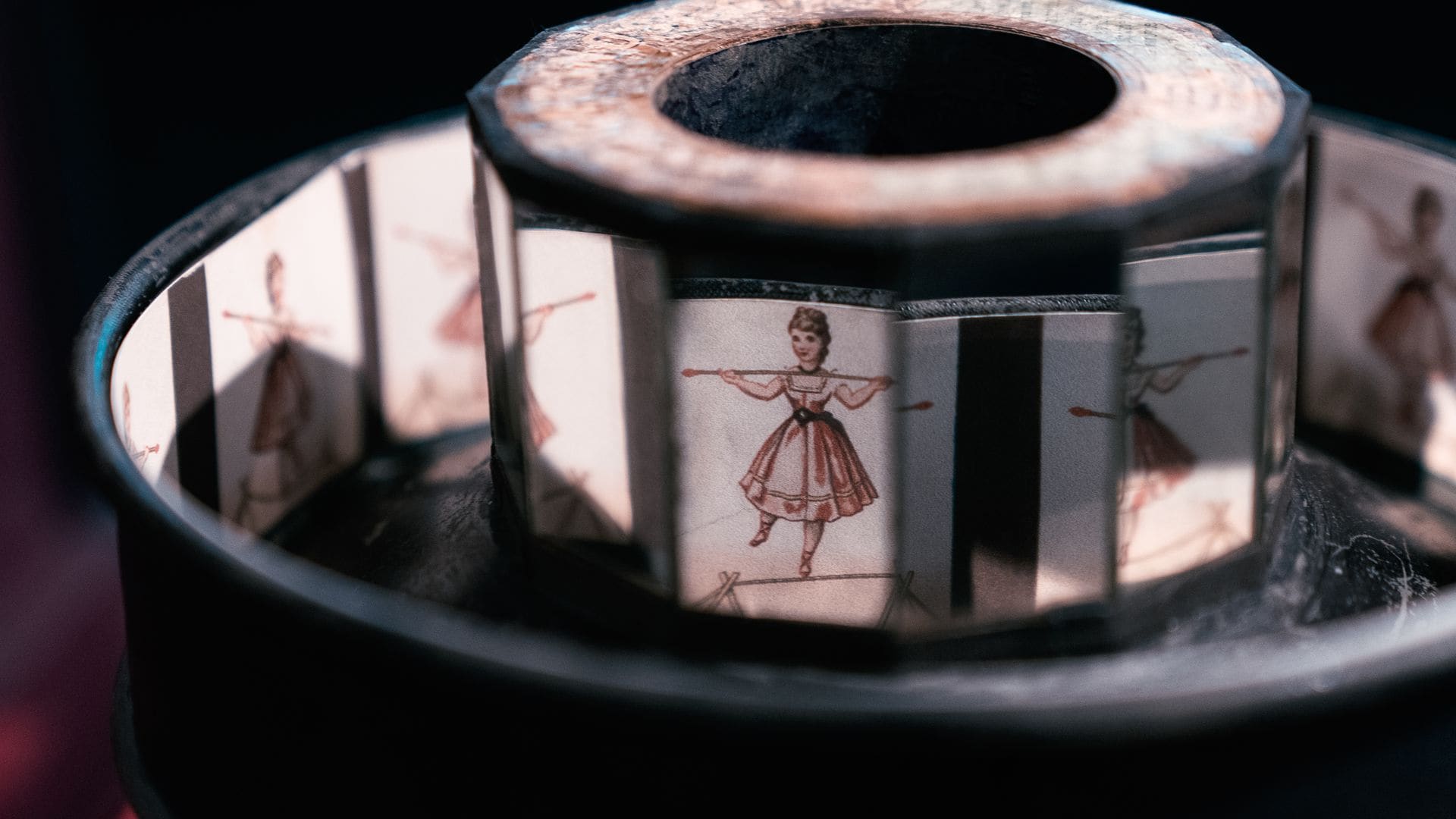 Praxinoscopio de la oficina de Walt Disney, utilizado en la serie de televisión The Cartoon Story (1955), expuesto en la galería