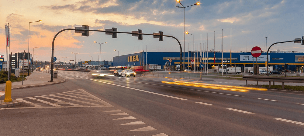 Una tienda IKEA al borde de la carretera