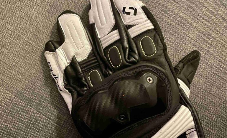 ¿Por qué algunos guantes de moto unen el meñique con el anular? La razón te va a sorprender