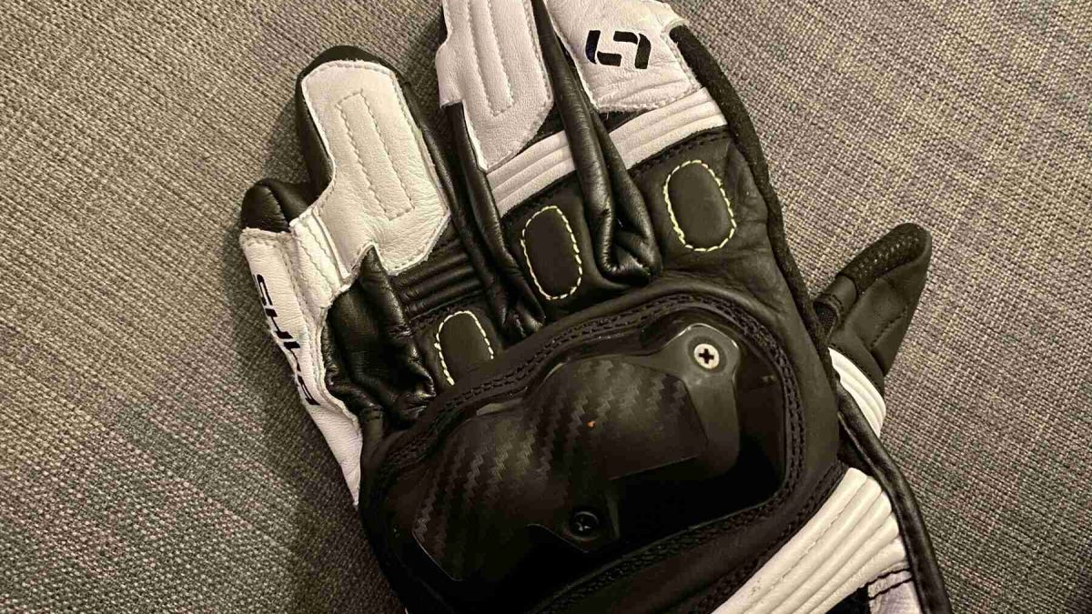 ¿Por qué algunos guantes de moto unen el meñique con el anular? La razón te va a sorprender