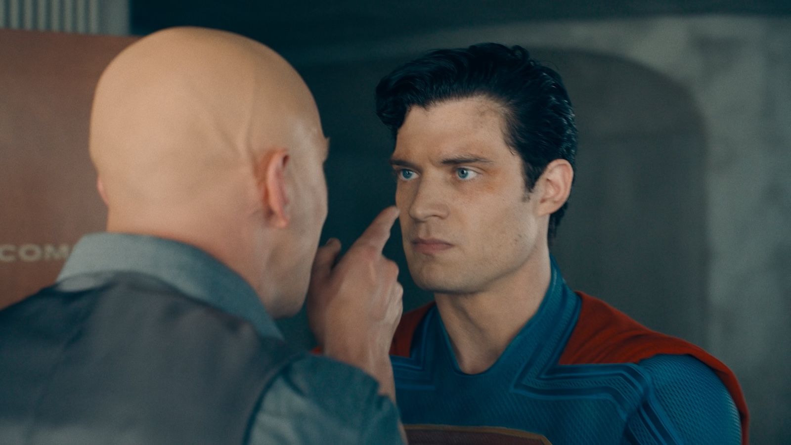 David Corenswet usa un traje azul y rojo modificado para la escena del vuelo de Superman en la película de 2025 de James Gunn