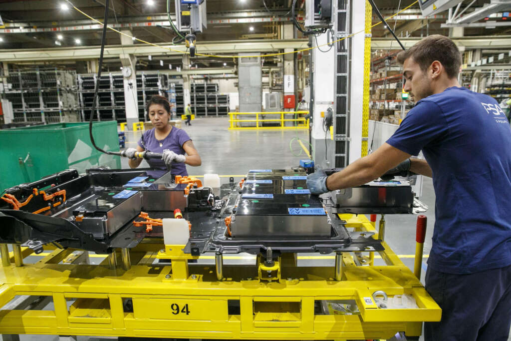 FIGUERUELAS (ZARAGOZA), 07/09/2022.- Trabajadores de la planta de baterías para los vehículos eléctricos que Stellantis produce en su fábrica de Figueruelas (Zaragoza). EFE/Javier Cebollada