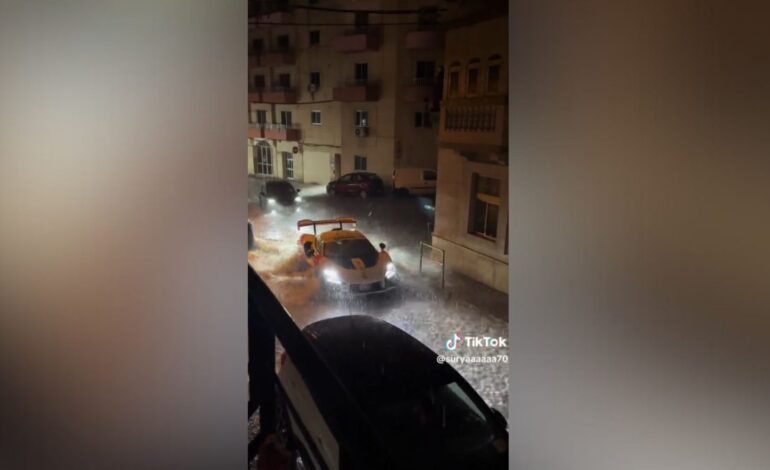 Un ‘influencer’ atraviesa una calle completamente inundada al volante de un exclusivo deportivo valorado en millón y medio de euros