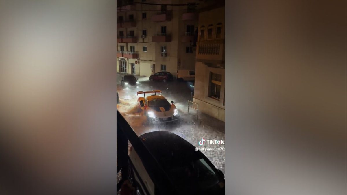 Un ‘influencer’ atraviesa una calle completamente inundada al volante de un exclusivo deportivo valorado en millón y medio de euros