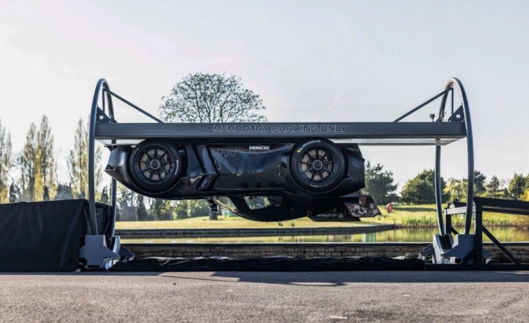 el coche que se mantiene en el aire, boca abajo, solo por su aerodinámica