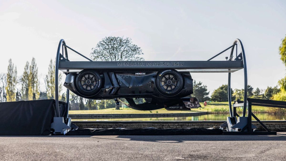el coche que se mantiene en el aire, boca abajo, solo por su aerodinámica