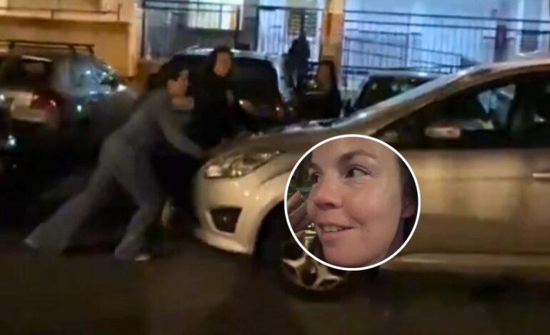 una mujer alucina al intentar liberar su vehículo atrapado por coches en doble fila