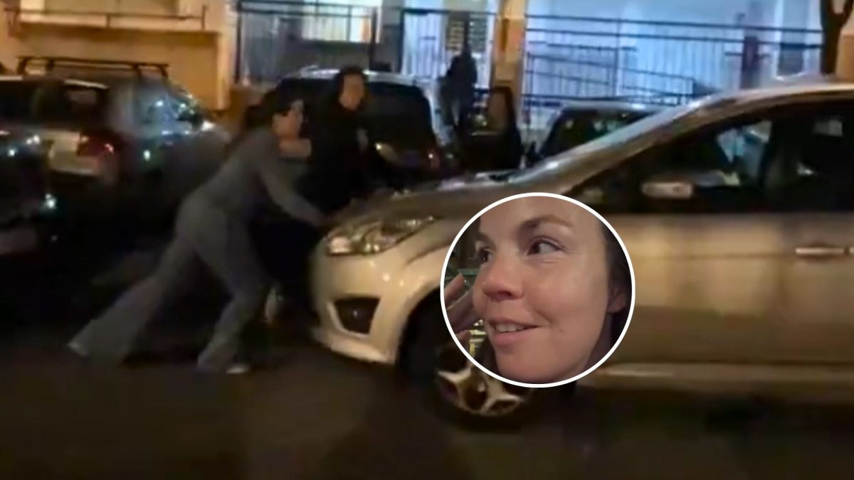 una mujer alucina al intentar liberar su vehículo atrapado por coches en doble fila