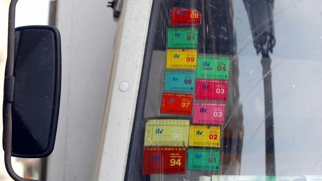 si no llevas esta pegatina, la Guardia Civil te puede multar con hasta 100 euros