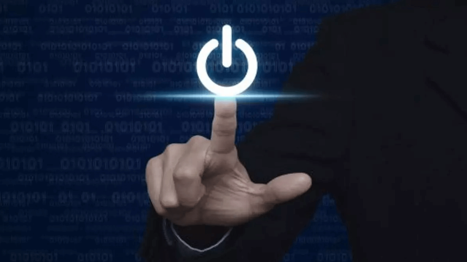 El dedo índice de un hombre presiona el botón de encendido iluminado en una torre de computadora de escritorio para forzar su apagado.