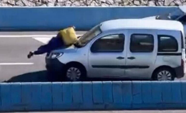 una furgoneta atropella a un repartidor de Glovo y conduce varios metros con él sobre el capó