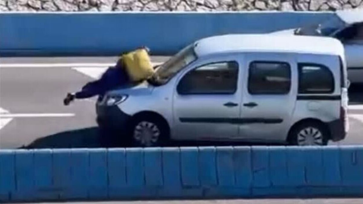 una furgoneta atropella a un repartidor de Glovo y conduce varios metros con él sobre el capó