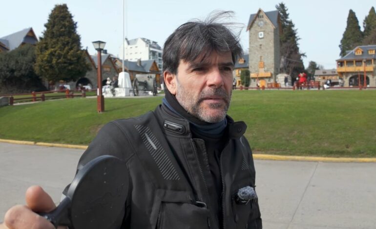 A pesar del barro, el hielo y la nieve, Charly Sinewan llega a una de las ciudades más pobladas de Argentina