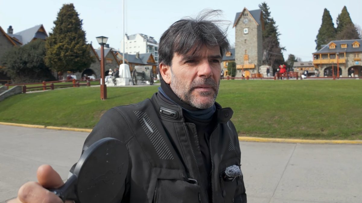 A pesar del barro, el hielo y la nieve, Charly Sinewan llega a una de las ciudades más pobladas de Argentina