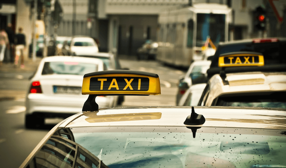 Cola de taxis esperando pasajeros
