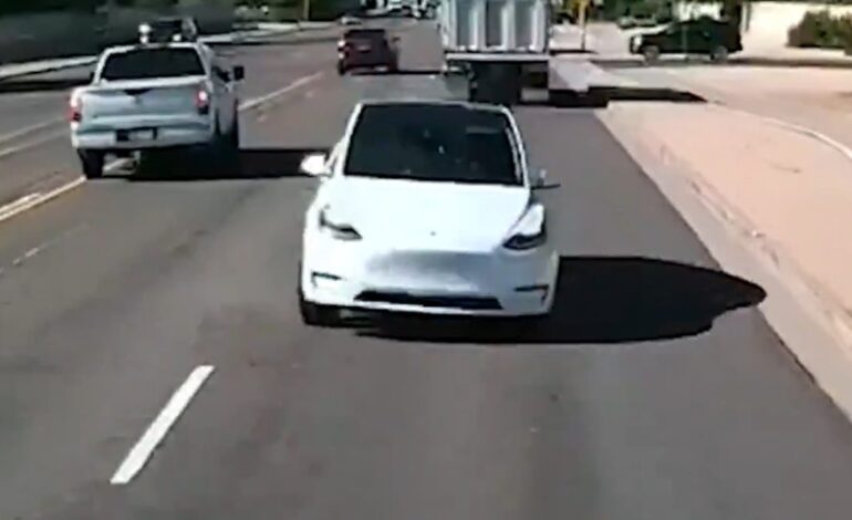 un Tesla se mete en sentido contrario y acaba colisionando de frente contra un camión