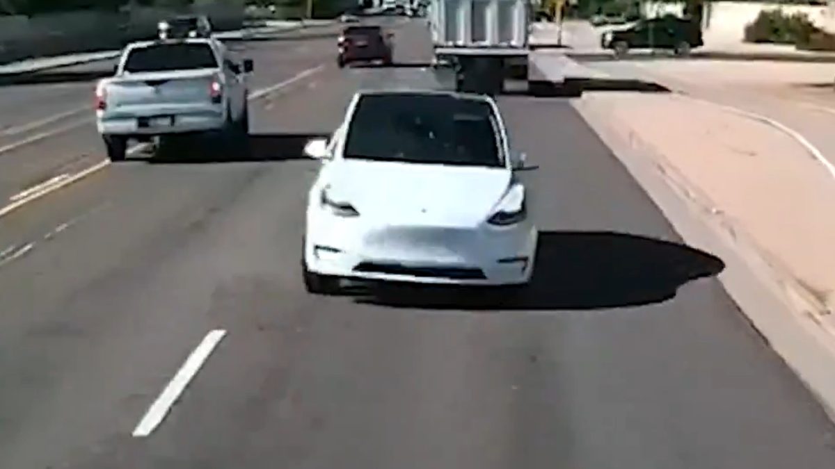 un Tesla se mete en sentido contrario y acaba colisionando de frente contra un camión