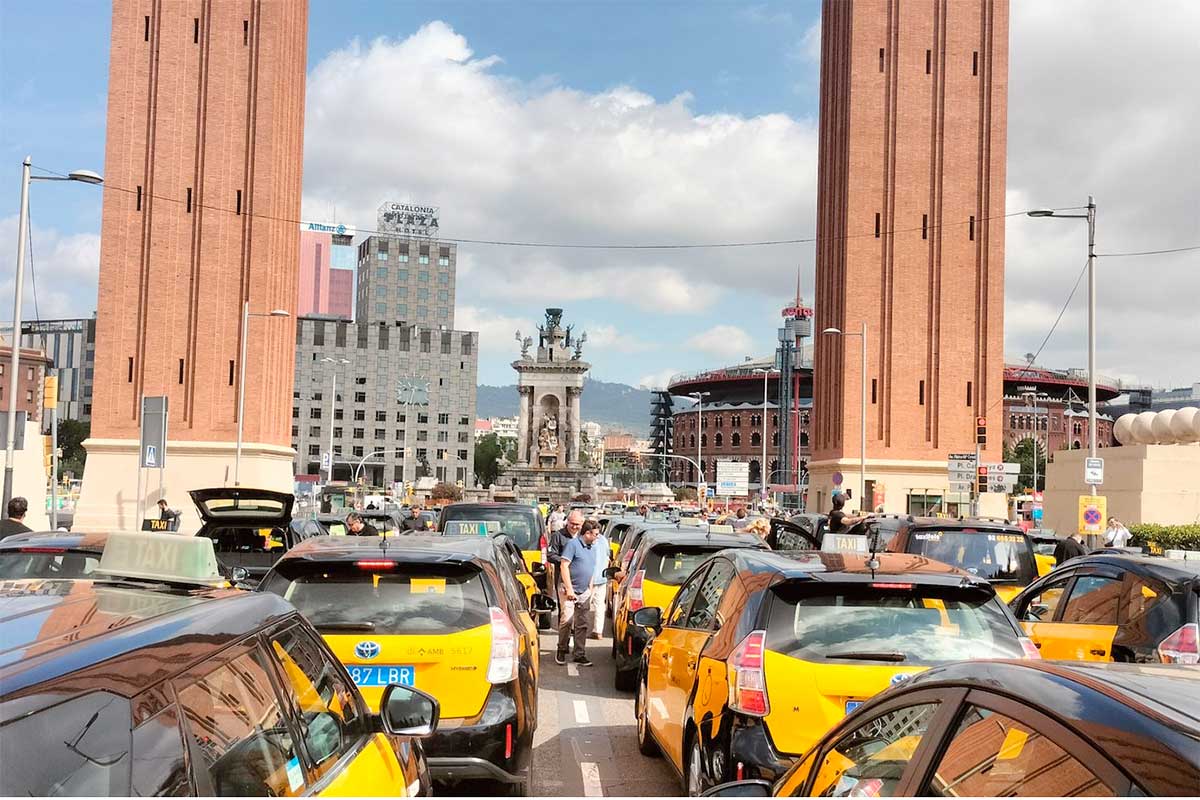 Concentración de taxis en Plaza España. Foto @taxiamarillonegro