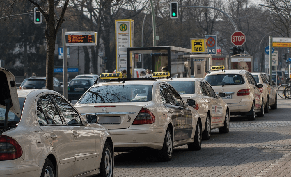 Muchos taxis hacen cola