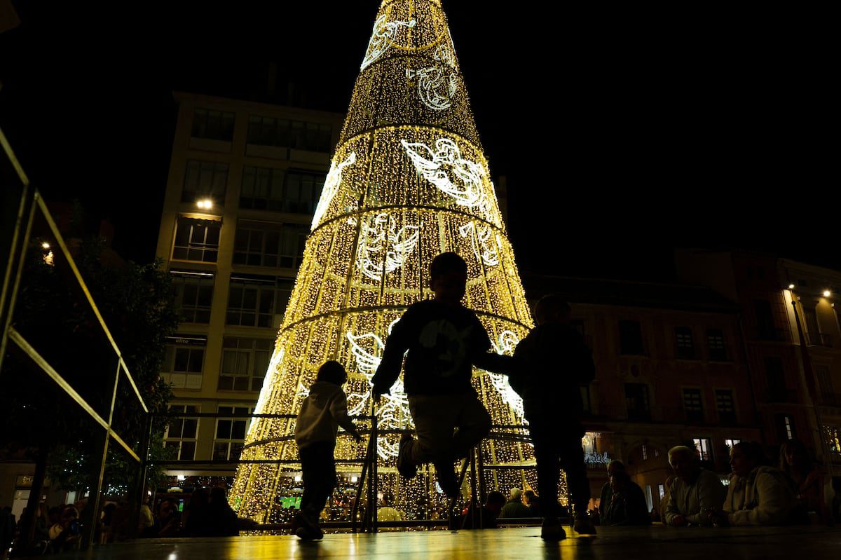 De Vigo al monasterio de Santa María de Guadalupe: por algunos de los mejores (y más curiosos) alumbrados navideños de España | Fotos | Escapadas por España | El Viajero