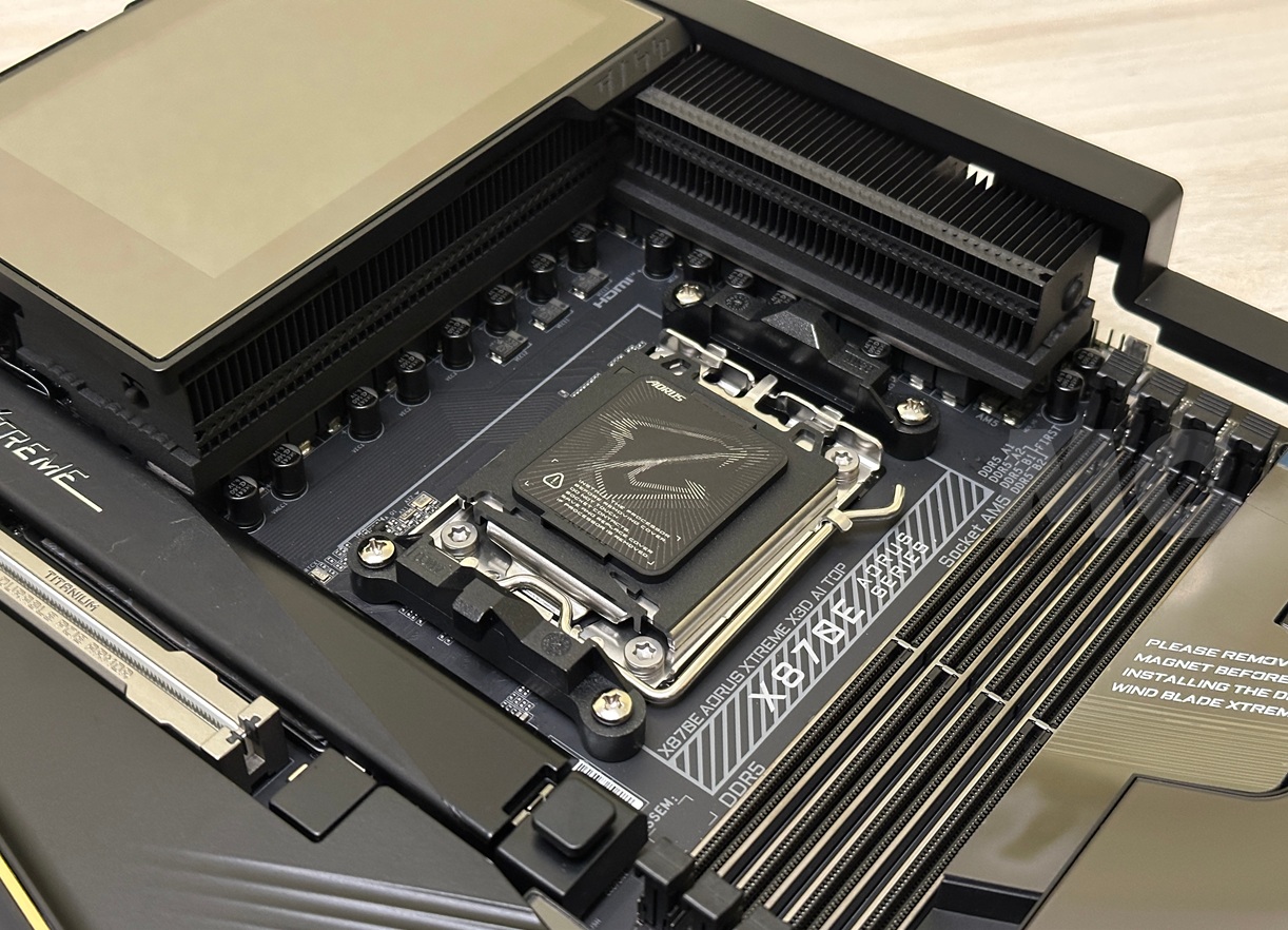 X870E AORUS XTREME X3D AI TOP