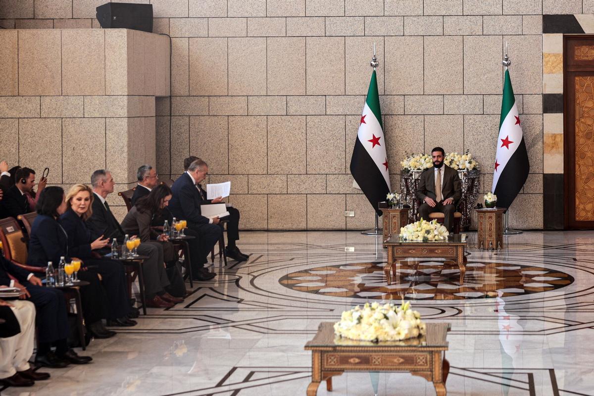 El presidente interino de Siria, Ahmed al Sharaa, durante una recepción a una delegación del Consejo de Seguridad de la ONU en el palacio presidencial, el 4 de diciembre.