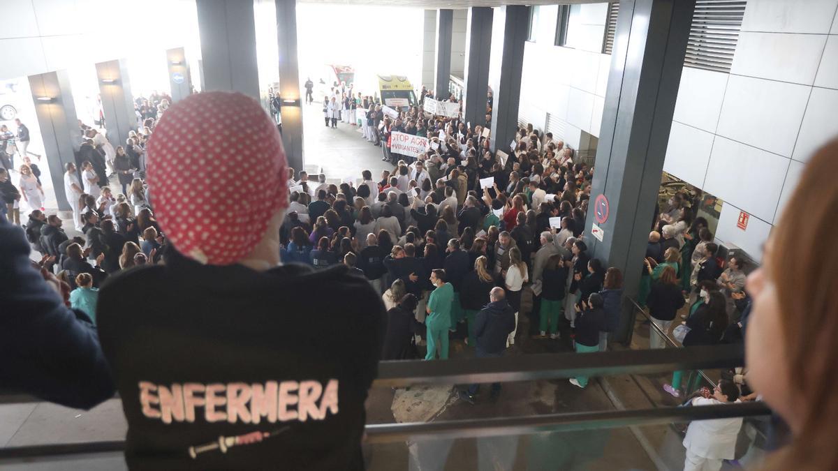 HOSPITAL DE OZA | Un vigilante de un hospital en A Coruña pierde parte de la oreja por un mordisco de un paciente