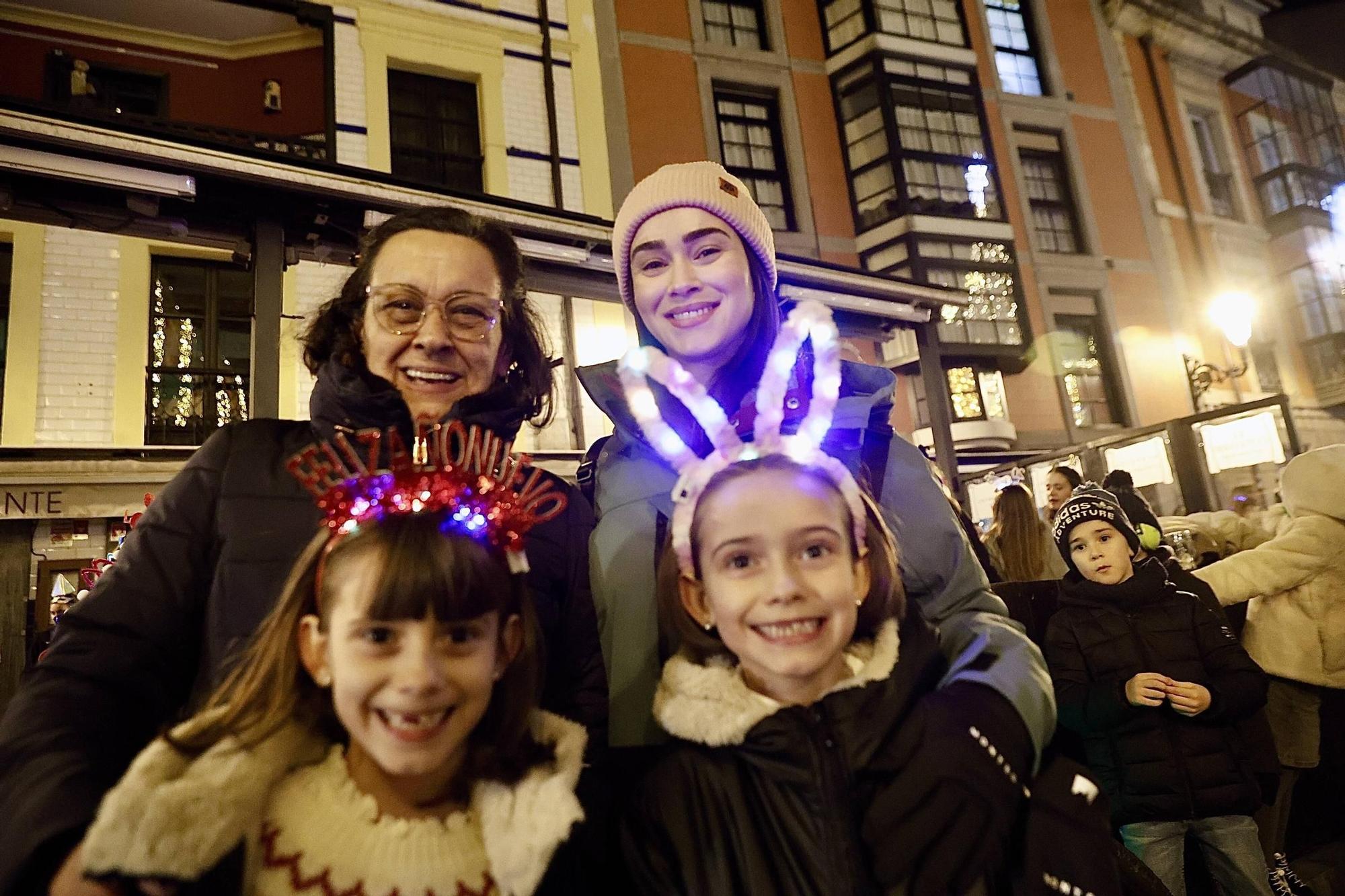Las “pequecampanadas” llenan la Plaza Mayor de Gijón y conquistan a las familias: “Vamos a cambiar las de los mayores por las de los más pequeños”
