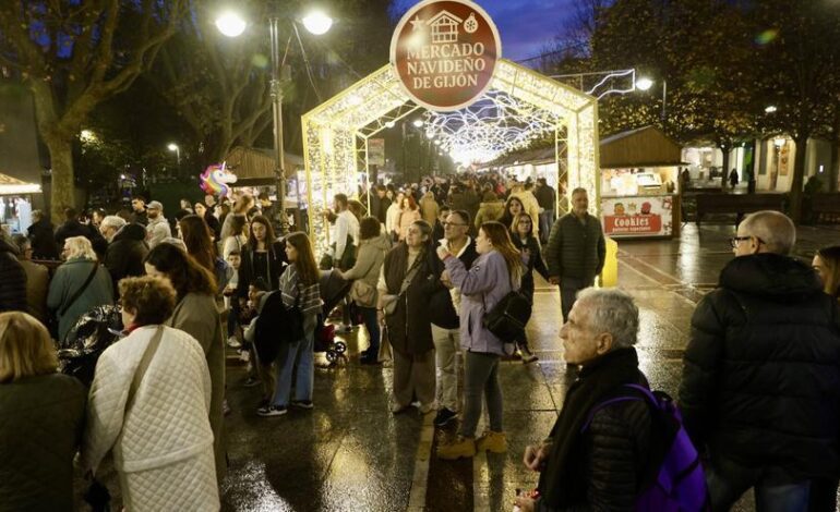 El mercadillo de Navidad de Gijón se llena de visitantes: “Siempre es prestoso dar una vuelta”