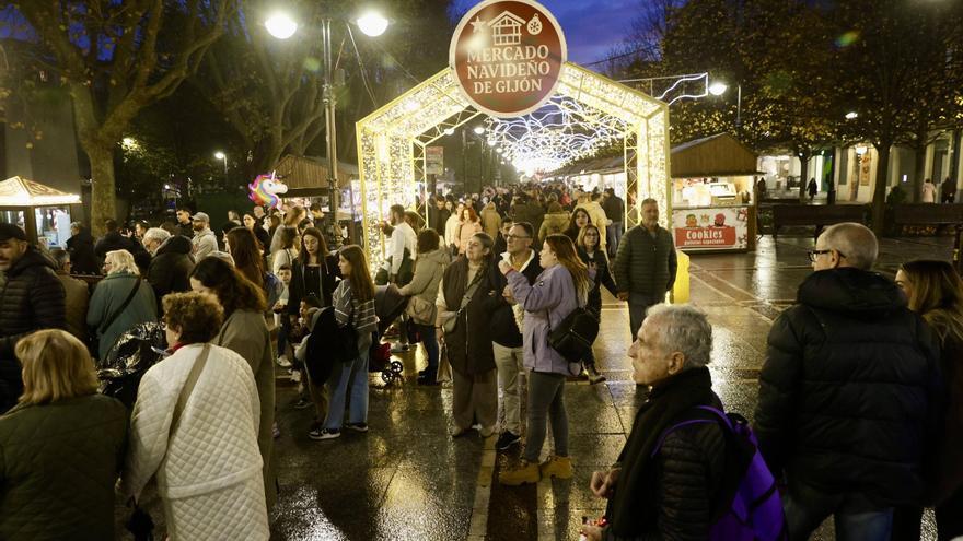 El mercadillo de Navidad de Gijón se llena de visitantes: “Siempre es prestoso dar una vuelta”