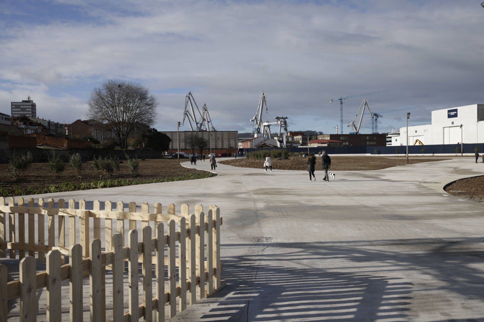 GIJÓN. La alcaldesa, Carmen Moriyón, y el concejal de Infraestructura Urbana y Rural, Gilberto Villoria, visitan el paseo Naval Azul.
