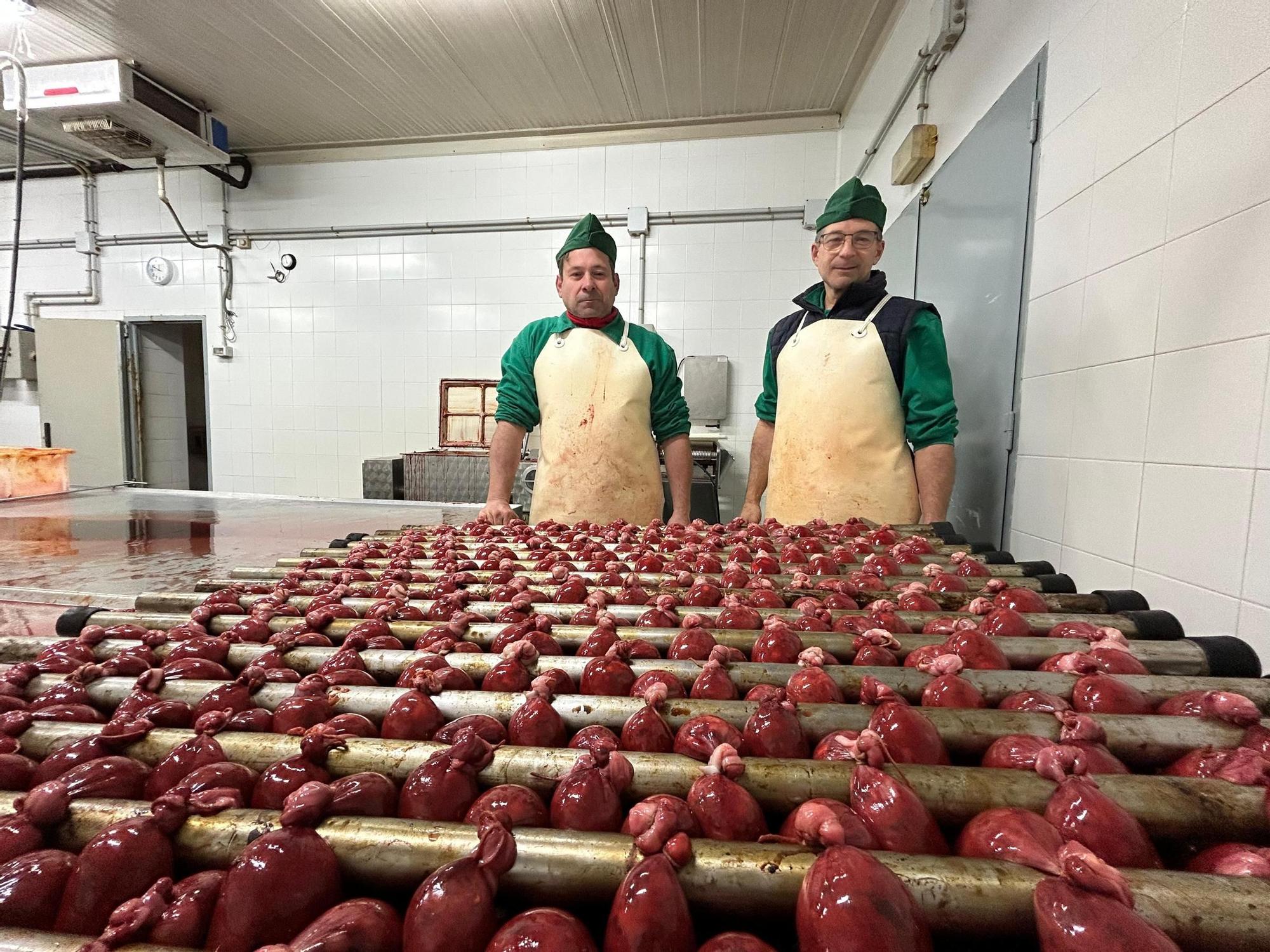 EN FOTOS: Así elaboran embutidos en La Venta, una empresa de Mallecina (Salas) con más de 70 años de historia
