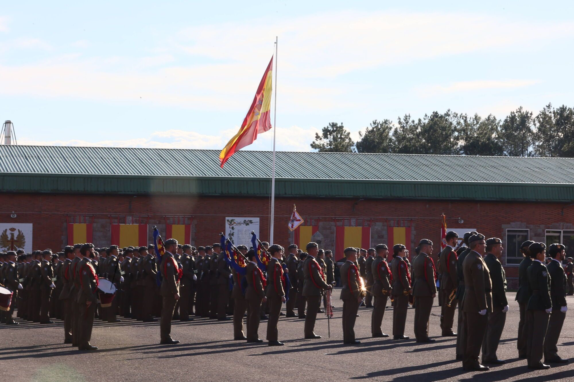 EN IMÁGENES: El acuartelamiento "Cabo Noval" se vistió esta mañana de gala para celebrar el día de la Inmaculada