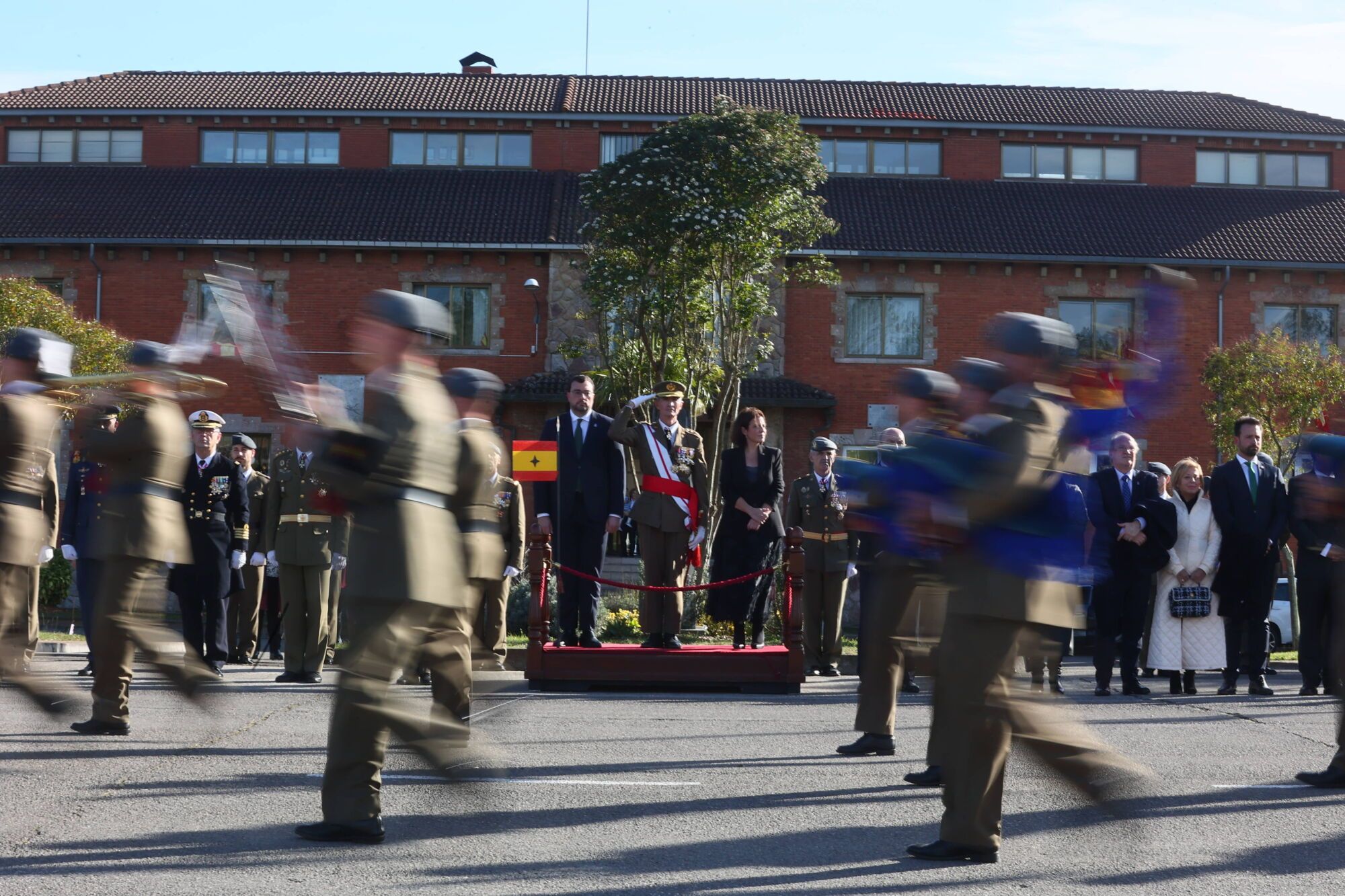 EN IMÁGENES: El acuartelamiento "Cabo Noval" se vistió esta mañana de gala para celebrar el día de la Inmaculada