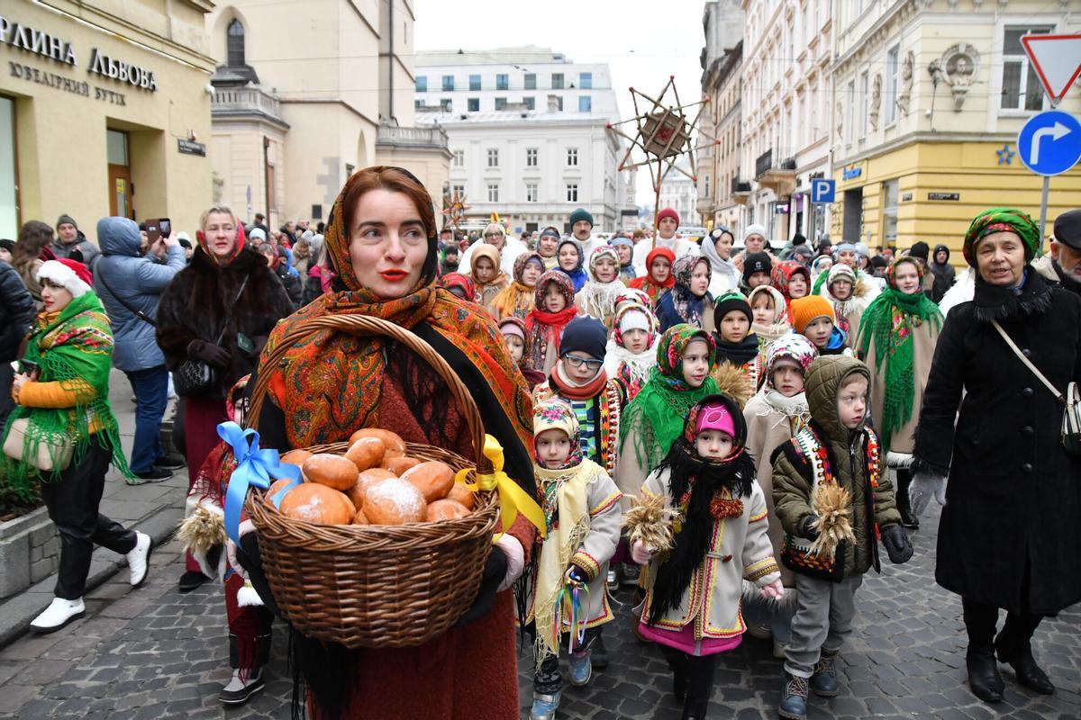 Niños ucranianos asisten a un desfile en la víspera de Navidad ortodoxa en el centro de Lviv, Ucrania, el miércoles 24 de diciembre de 2025. (Foto AP/Mykola Tys) Associated Press / LaPresse Sólo Italia y España. SÓLO USO EDITORIAL / SÓLO ITALIA Y ESPAÑA