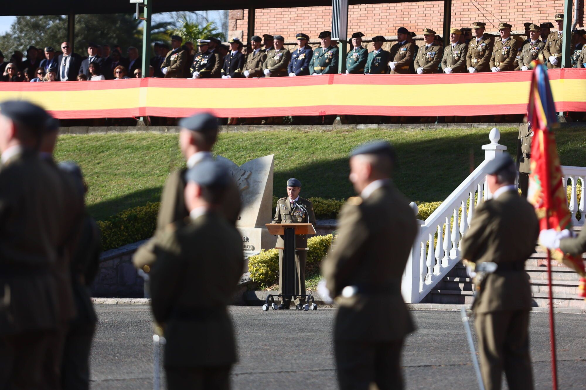EN IMÁGENES: El acuartelamiento "Cabo Noval" se vistió esta mañana de gala para celebrar el día de la Inmaculada