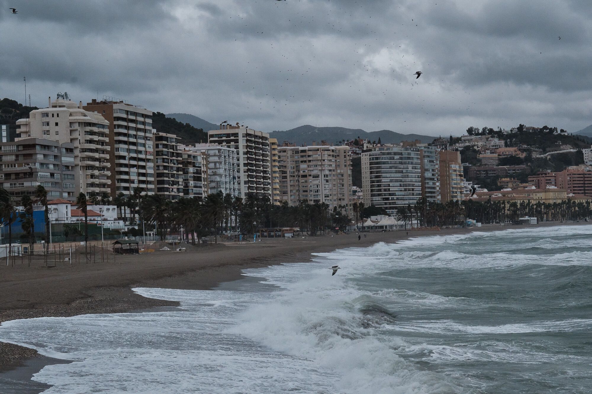 Málaga sufre los efectos del viento y la lluvia durante la alerta naranja
