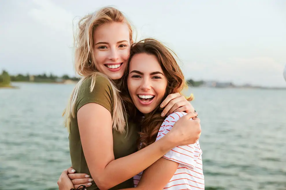 Abrazo de amigos felices