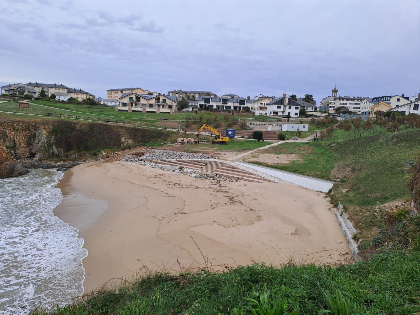En imágenes: avanzan las obras de remodelación de los accesos a la playa de Tapia