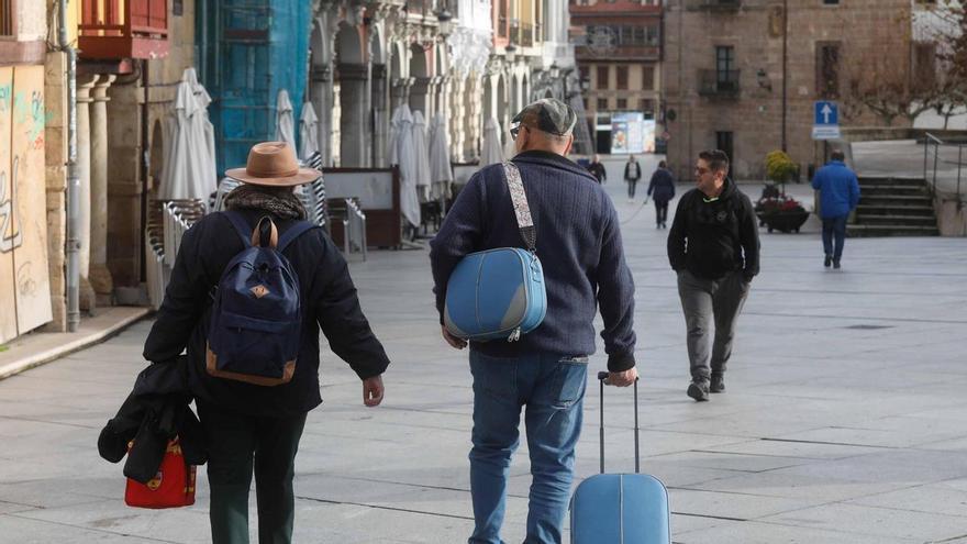 El «boom» turístico abre nuevos negocios en Avilés: un local de taquillas inteligentes y una lavandería profesional, próximas inauguraciones